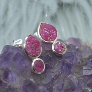 Oorknopjes ruwe robijn: sterlingzilveren stekers, geboortesteen juli, rode edelsteen