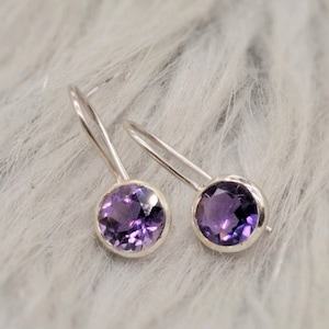 Pendientes de plata de ley con amatista morada: piedra natal de febrero