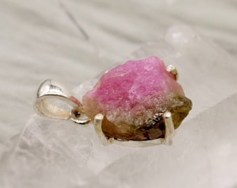 Colgante de turmalina cruda: collar de plata de ley con piedra natal de octubre, rosa, verde, naranja y sandía.