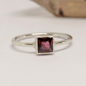 Anello in argento sterling con granato rosso: anello impilabile con pietra portafortuna di gennaio