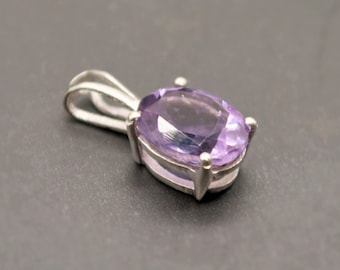 Collar con colgante de amatista: plata de ley, piedra natal de febrero, joyería con piedras preciosas moradas.