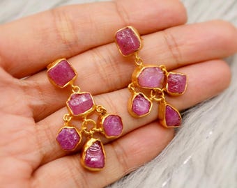 Ruwe robijn sterlingzilveren hangoorbellen: juli geboortesteensieraden