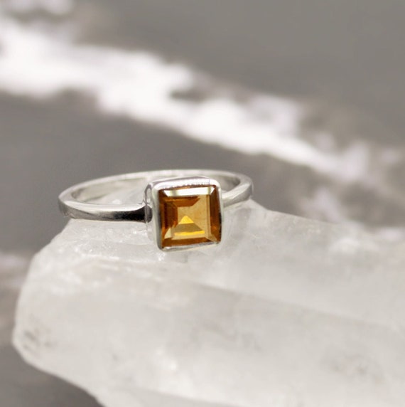 Bague avec pierre jaune sale
