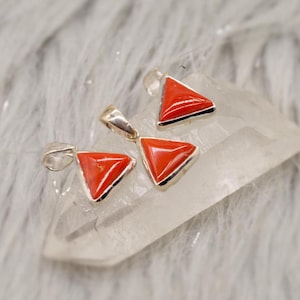 Rode koraal zilveren hanger ketting: sierlijke driehoek edelsteen sieraden
