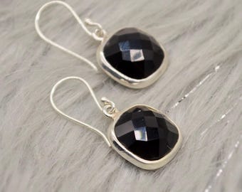 Boucles d'oreilles en argent sterling et onyx noir : pendentif doré, bijou précieux.