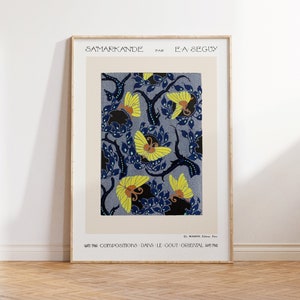 Könnte beinhalten: Ein gerahmter Druck eines Vintage-Designs mit einem sich wiederholenden Muster aus gelben Blumen und blauen Blättern auf hellblauem Hintergrund. Der Titel des Drucks lautet "Samarkande par E.A. Seguy" und der Text "Compositions: Dans le gout oriental" befindet sich unten.