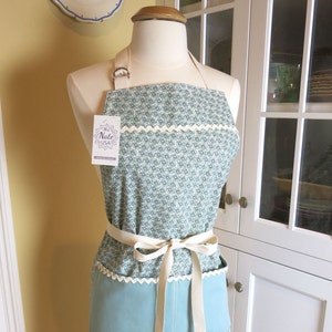 Pixie Blue Farmhouse Apron: Floral Cotton Canvas Women&#39;s Apron