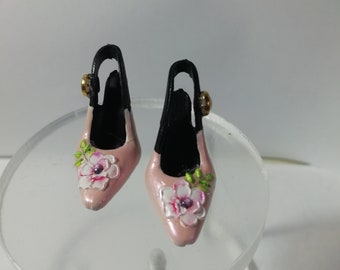 Light pink shoes with embossed rose for Barbie,Fr,Poppy Parker,Silkstone and other dolls1/6