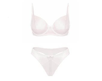 Completo intimo bianco in rete composto da reggiseno e slip.
