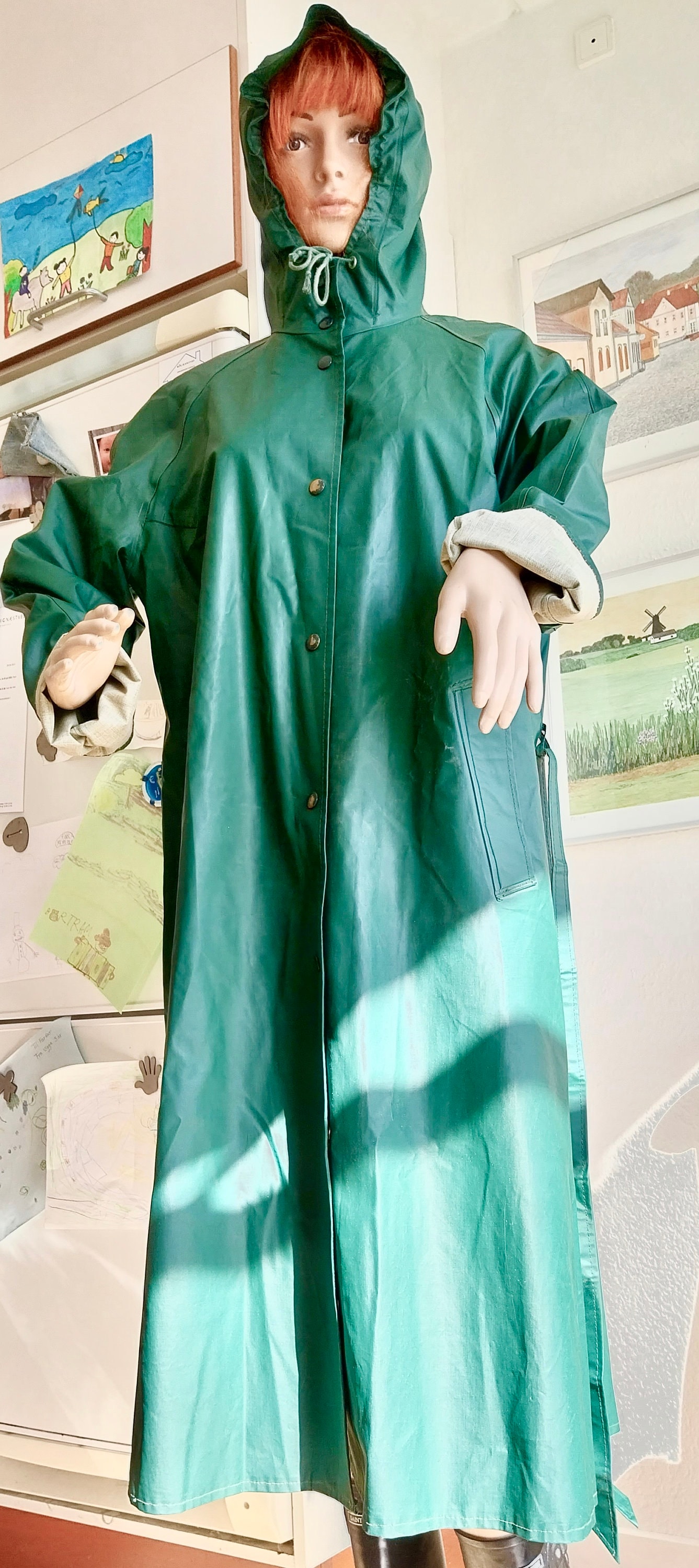 Green rubber outlet raincoat