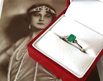 Vintage Art Deco  18k White Gold Emerald And Diamond  Trilogy Ring