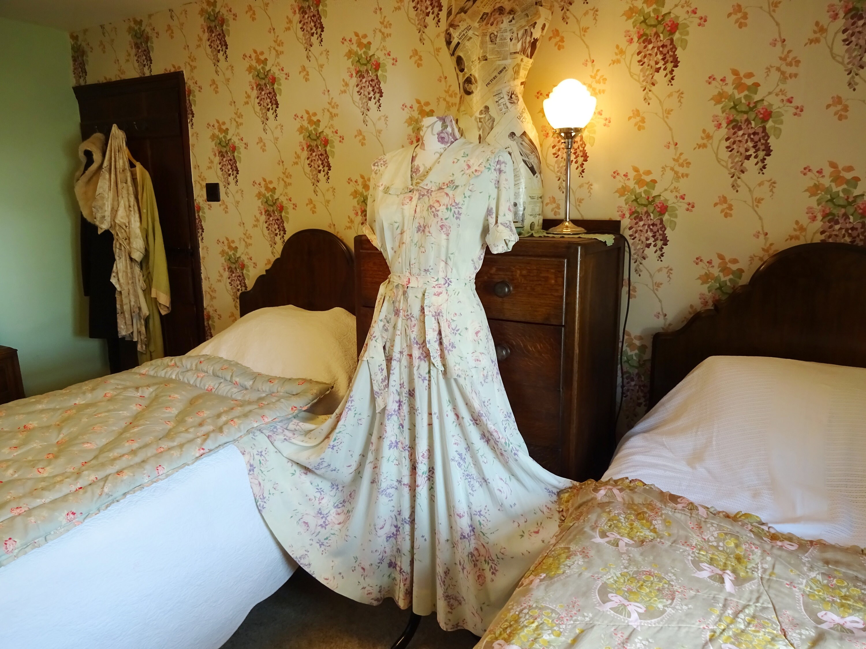 Image of stunning Vintage S Art Deco House Coat Dressing Gown Hostess Dress Huge Sweep Gorgeous Print Hollywood Glam Lovely Details