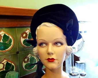 Original Vintage 1940s 40s Black Wool Felt Ladies Structured Sculpted Beret Halo Tilt Hat with Bow Dita Von Teese WW2