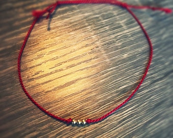 Semplice braccialetto sottile ROSSO con perline (filo di seta)--Il braccialetto Simplicity