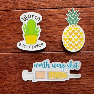 Puede incluir: Tres pegatinas con frases humorísticas. La primera pegatina presenta un cactus verde en una maceta amarilla con el texto "Worth every prick". La segunda pegatina presenta una piña amarilla con el texto "Worth every shot". La tercera pegatina presenta una jeringa con el texto "Worth every shot".