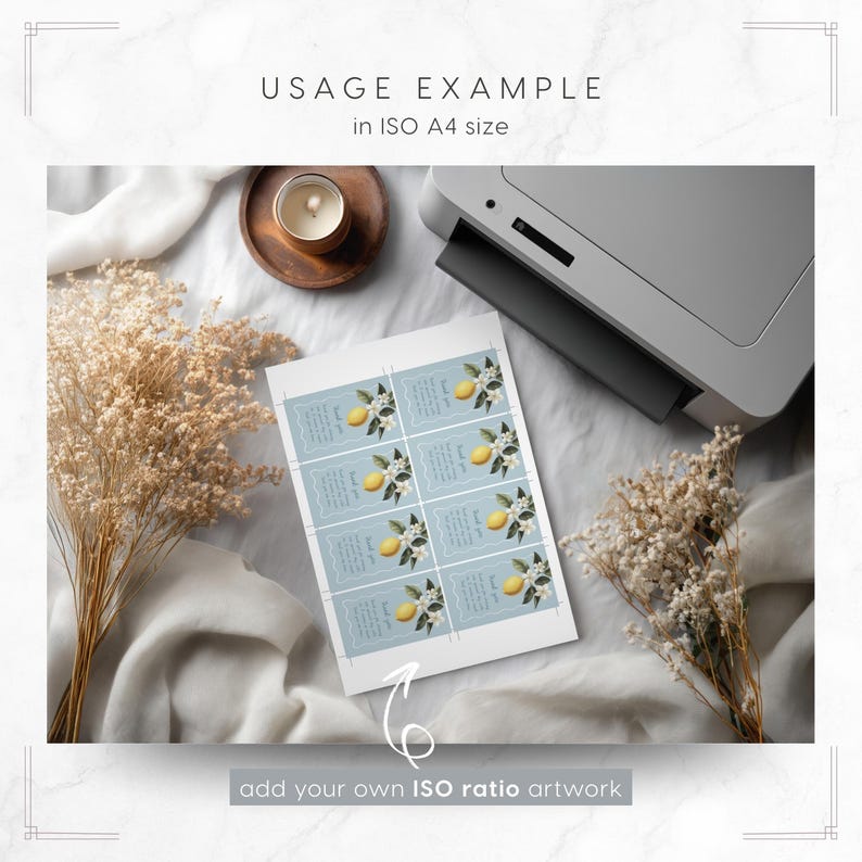 Puede incluir: Una hoja de etiquetas impresas con un dise&ntilde;o de lim&oacute;n y flores, junto a una impresora. Las etiquetas son de color azul claro con una ilustraci&oacute;n de lim&oacute;n y flores blancas. El texto en la parte superior dice "USAGE EXAMPLE in ISO A4 size".