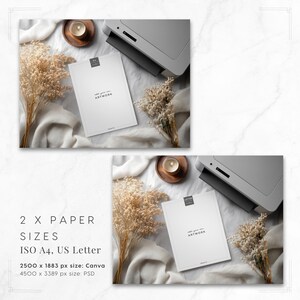 Puede incluir: Dos hojas de papel blancas con el texto "add your own ARTWORK" se muestran sobre una tela blanca y suave. La imagen incluye un port&aacute;til, flores secas y una vela encendida en un soporte de madera. Los tama&ntilde;os de papel son ISO A4 y US Letter.