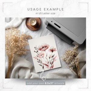 Puede incluir: Ejemplo de obra de arte en tama&ntilde;o US Letter, con una impresi&oacute;n floral en acuarela con flores rosas y tallos verdes. La imagen incluye una impresora, una vela y flores secas. El texto en la imagen dice: "USAGE EXAMPLE in US Letter size" y "add your own 8.5x11" artwork".