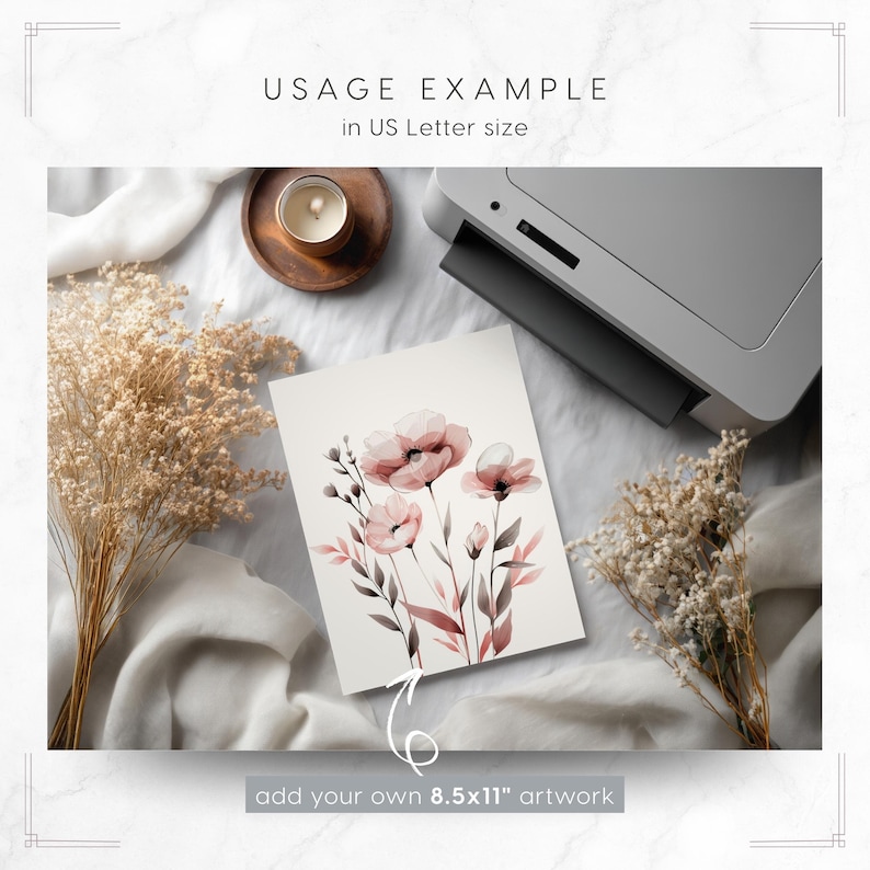 Puede incluir: Ejemplo de obra de arte en tama&ntilde;o US Letter, con una impresi&oacute;n floral en acuarela con flores rosas y tallos verdes. La imagen incluye una impresora, una vela y flores secas. El texto en la imagen dice: "USAGE EXAMPLE in US Letter size" y "add your own 8.5x11" artwork".