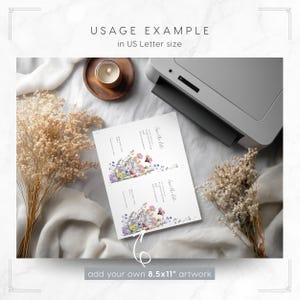 Puede incluir: Una composici&oacute;n plana con dos tarjetas de invitaci&oacute;n impresas con dise&ntilde;os florales, una impresora, una vela y flores secas. Las tarjetas miden 21,6 x 27,9 cm. El texto de la imagen dice "USAGE EXAMPLE in US Letter size" y "add your own 8.5x11" artwork".