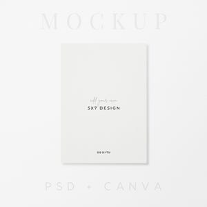 Studio 13x18 Karte Mockup – Neutral Weiss | PSD + Canva Präsentation mit Papierstruktur (Leichtes Anheben)