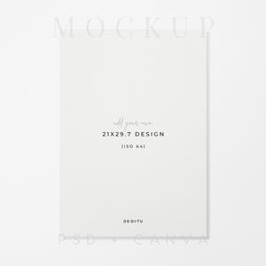 Puede incluir: Una maqueta de papel rectangular blanca con el texto MOCKUP en la parte superior, add your own 21x29.7 DESIGN (ISO A4) en el centro y DE-DI-TU en la parte inferior. El papel está orientado verticalmente con una superficie limpia y lisa.