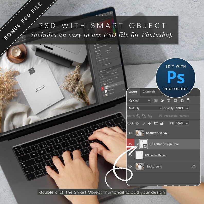 Puede incluir: Un port&aacute;til que muestra una interfaz de Photoshop con el texto "PSD WITH SMART OBJECT includes an easy to use PSD file for Photoshop." La pantalla muestra capas y una plantilla de dise&ntilde;o. Una mano utiliza el teclado. Un cuaderno y flores secas est&aacute;n en la superficie.