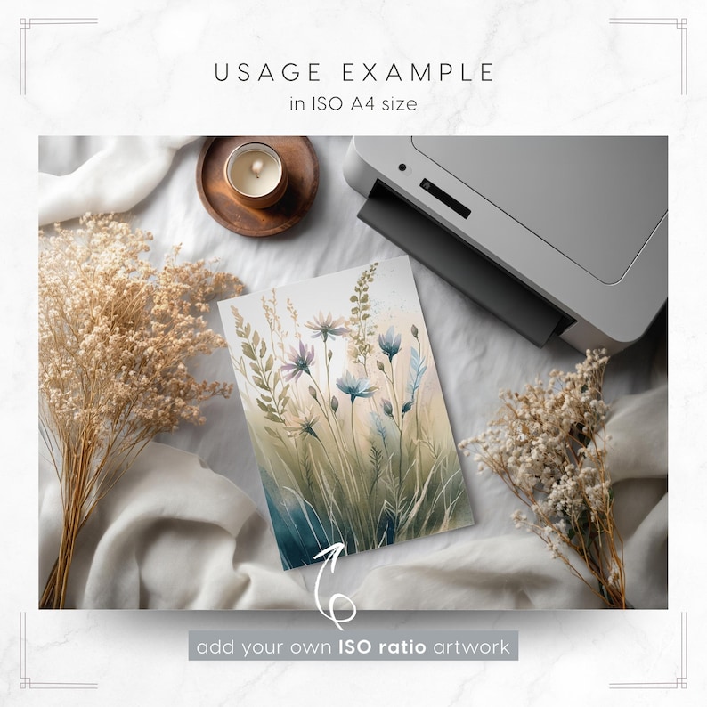 Puede incluir: Una impresi&oacute;n en acuarela de flores silvestres en tonos azules, morados y verdes, con el texto "USAGE EXAMPLE in ISO A4 size" y "add your own ISO ratio artwork". La impresi&oacute;n est&aacute; junto a una impresora, una vela y flores secas.