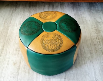 Taburete, un auténtico puf vintage de Las Mil y Una Noches. Reposapiés de estilo bohemio de los años 70, de estilo oriental, en polipiel verde-beige.