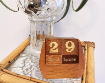MIK Funshopping Countdown Kalender Würfel aus Holz mit Themenleiste Dauer-Jahres-Tisch-Kalender Grau 