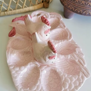 Pink egg plate, 80s, Easter decoration, salt and pepper, egg chicken, serving plate for eggs with salt and pepper shakers in chicken shape