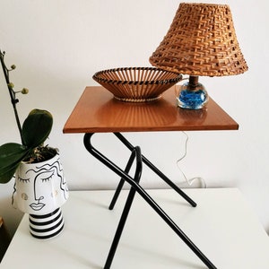 Vintage Nachttisch / Telefontisch / Sideboard mit Teakholzplatte und schwarzen  Metall Füßen Vintage der 60er Jahre, Blumenhocker