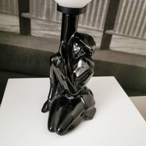 Black table lamp 80s, sitting lady made of ceramic, Art Deco, Memphis style, PostModern, Lindsey B Balkweill