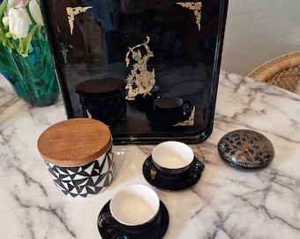 Eclectic vintage collection from the 80s, consisting of an Asian lacquer tray, Asian lacquer box, 2 espresso cups, 1 lidded box