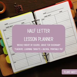Può includere: Un pianificatore di lezioni a mezza lettera con un inserto settimanale, progettato per gli insegnanti. Il pianificatore presenta una sovrapposizione lilla con il testo "HALF LETTER LESSON PLANNER". Il pianificatore è aperto, rivelando pagine.