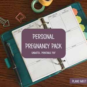 Pode incluir: Planeador de gravidez pessoal turquesa com um rótulo roxo que diz "Personal Pregnancy Pack Undated, Printable PDF". O planeador tem um fichário de argolas e abas coloridas.