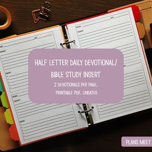 Op de afbeelding: Een halfletter dagelijkse devotional en bijbelstudie-inzet. De inzet bevat gelinieerde pagina's voor notities, met secties voor passages, gedachten en gebeden. De tekst op de inzet luidt: "HALF LETTER DAILY DEVOTIONAL/ BIBLE STUDY INSERT 2 DEVOTIONALS PER PAGE, PRINTABLE PDF, UNDATED".