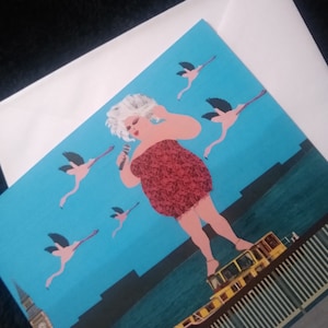 Divvy is Divine: queer muziek- en filmpictogram Hedendaagse illustratiewenskaart/LHBT/Gender/Drag/Non-binary/Londen/Roze flamingo's