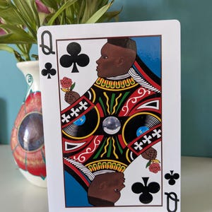 Reine de trèfle : Miss Grace Jones Black Excellence, star de la musique, carte d'art vierge contemporaine pour les mélomanes/conception de cartes à jouer/disco