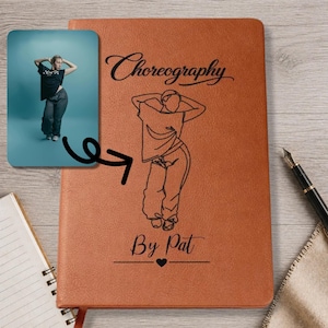 Könnte beinhalten: Ein braunes Notizbuch mit dem Wort "Choreography" in Schreibschrift und einer Strichzeichnung eines Tänzers. Unter der Zeichnung steht "By Pat" und ein Herzsymbol. Ein kleines Foto eines Tänzers befindet sich in der oberen linken Ecke.