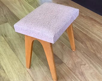 Vintage retro voetenbank uit het midden van de vorige eeuw - Origineel gestructureerd vinyl - Houten poten - Klassieke jaren 50/60 decoratie