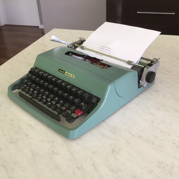 Original OLIVETTI LETTERA 32  Portable Typewriter - Excellent Condition