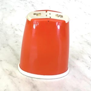 Salero y pimentero vintage retro de color naranja, tapa elevable de plástico, cocina de mediados de siglo