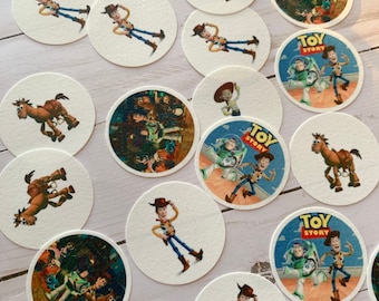Może przedstawiać: Zestaw 16 okrągłych, białych papierowych topperów na babeczki z postaciami z filmowej serii Toy Story. Toppery przedstawiają Woody'ego, Buzza Astrala, Jessie i inne postacie z filmu. Toppery są wydrukowane w wysokiej jakości i idealnie nadają się do dodania zabawnego akcentu do twojej imprezy w stylu Toy Story.