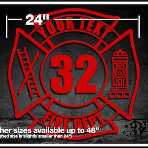 以下が含まれることがあります： 赤い消防士のエンブレム。上部に「YOUR TEXT」、中央に数字の「32」、下部に「FIRE DEPT.」と書かれています。エンブレムの幅は約61cmです。他のサイズは最大122cmまであります。