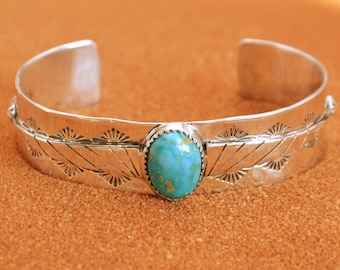 Navajo （ナバホ）ターコイズ シルバーカフブレスレット ネイティブアメリカンの素晴らしいヴィンテージ ナバホ ターコイズ