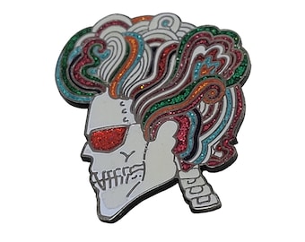 Könnte beinhalten: Ein silberfarbener Emaille-Pin mit einem stilisierten Schädelprofil mit roter Glitzer-Sonnenbrille und bunten, glitzernden Haaren. Das Haar hat Grüntöne, Orange, Rot und Blau. Der Pin hat ein detailliertes Design und ein glänzendes Finish.