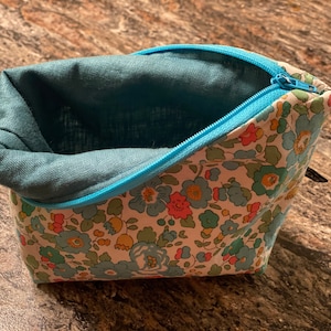 Betty Blaue Blume Liberty of London Mäppchen, Liberty Make-up Tasche, Reisetasche, Tana Lawn Kosmetiktasche, Kulturtasche, Florale Federtasche