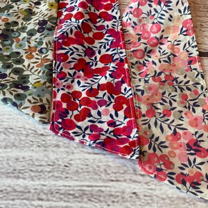 Bufanda fina rosa Wiltshire Berry, Liberty of London Tana Lawn, cinta o lazo de tela para sombrero, detalle de mesa primaveral, pañuelo estrecho para el pelo, asa envolvente imagen 7
