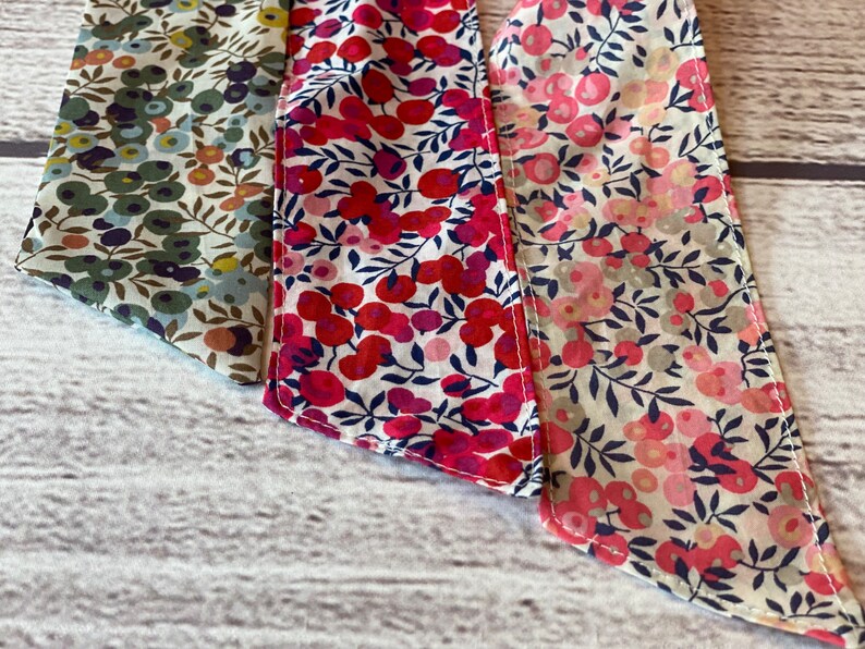 Bufanda fina rosa Wiltshire Berry, Liberty of London Tana Lawn, cinta o lazo de tela para sombrero, detalle de mesa primaveral, pañuelo estrecho para el pelo, asa envolvente imagen 7